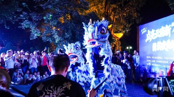 屿科配资 烟火气里见活力&#32;夜经济点亮城市新引擎